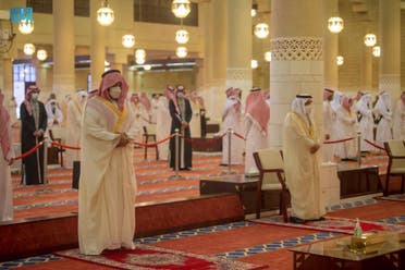 محمد بن سلمان يؤدي صلاة العيد