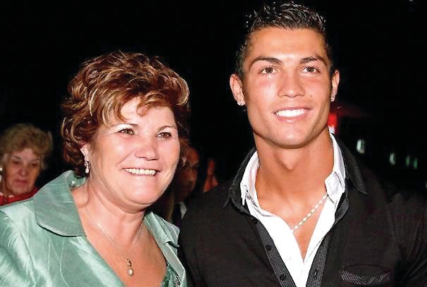 رونالدو مع والدته