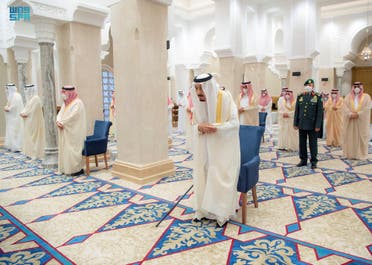 الملك سلمان يؤدي صلاة العيد