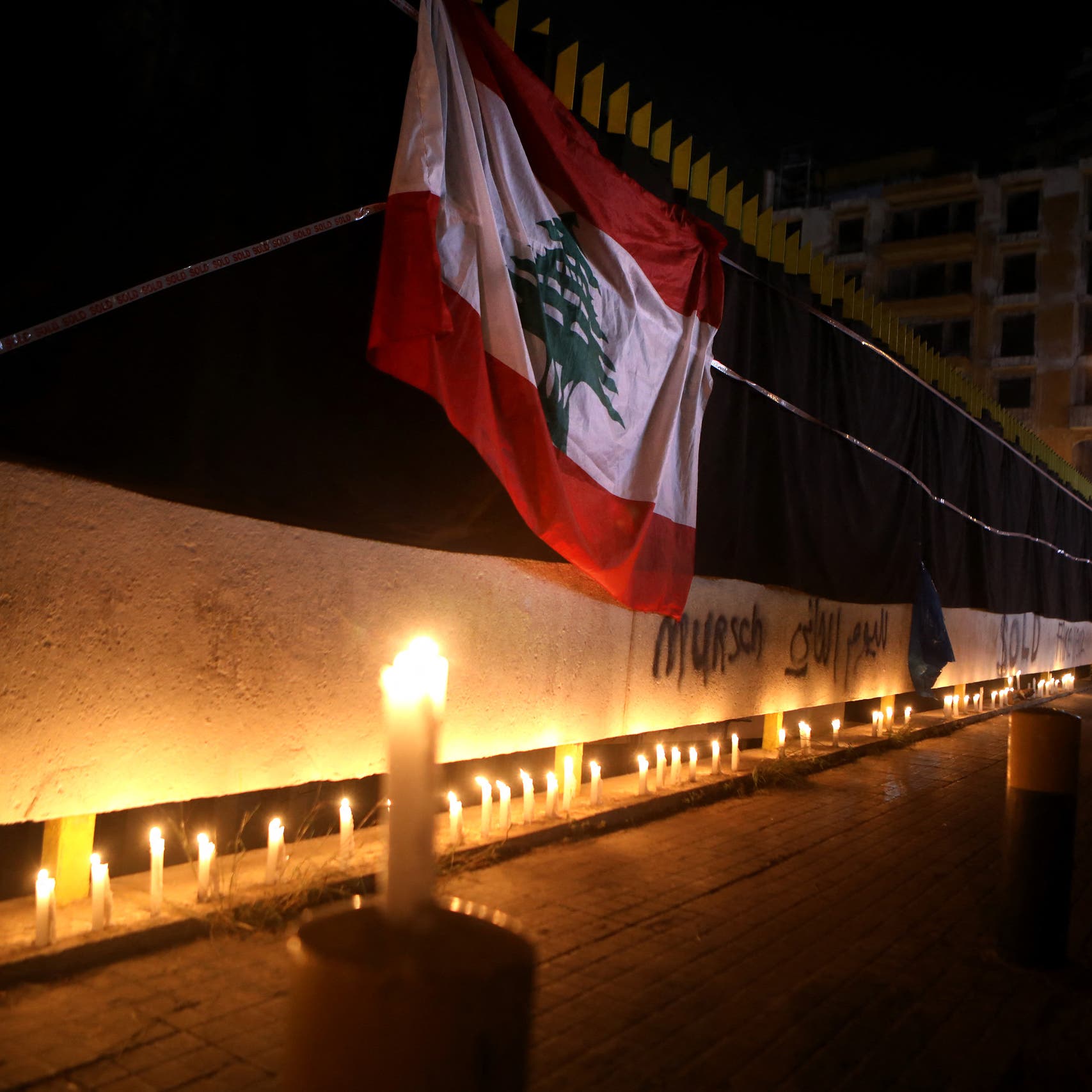 لبنان يغوص في الظلام.. أزمة الكهرباء تلخص الفشل السياسي