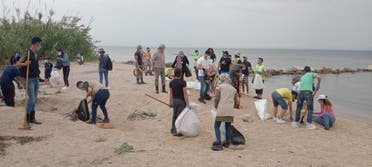 Green Southerners volunteers work to clear tar balls from Lebanese coastline. (Image: Green Southerners