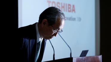 Toshiba Corp CEO Satoshi Tsunakawa bows as the start of a news conference at the company's headquarters in Tokyo, Japa. (File photo: Reuters)