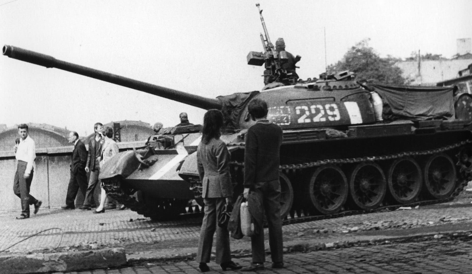 دبابة سوفيتية عقب التدخل بتشيكوسلوفاكيا عام 1968