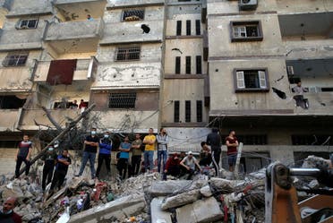 مواطنون من غزة عقب انهيار أحد المباني (رويترز)