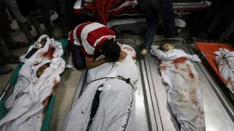 صور مروعة.. فلسطيني ينتحب فوق جثث 10 من أسرة واحدة