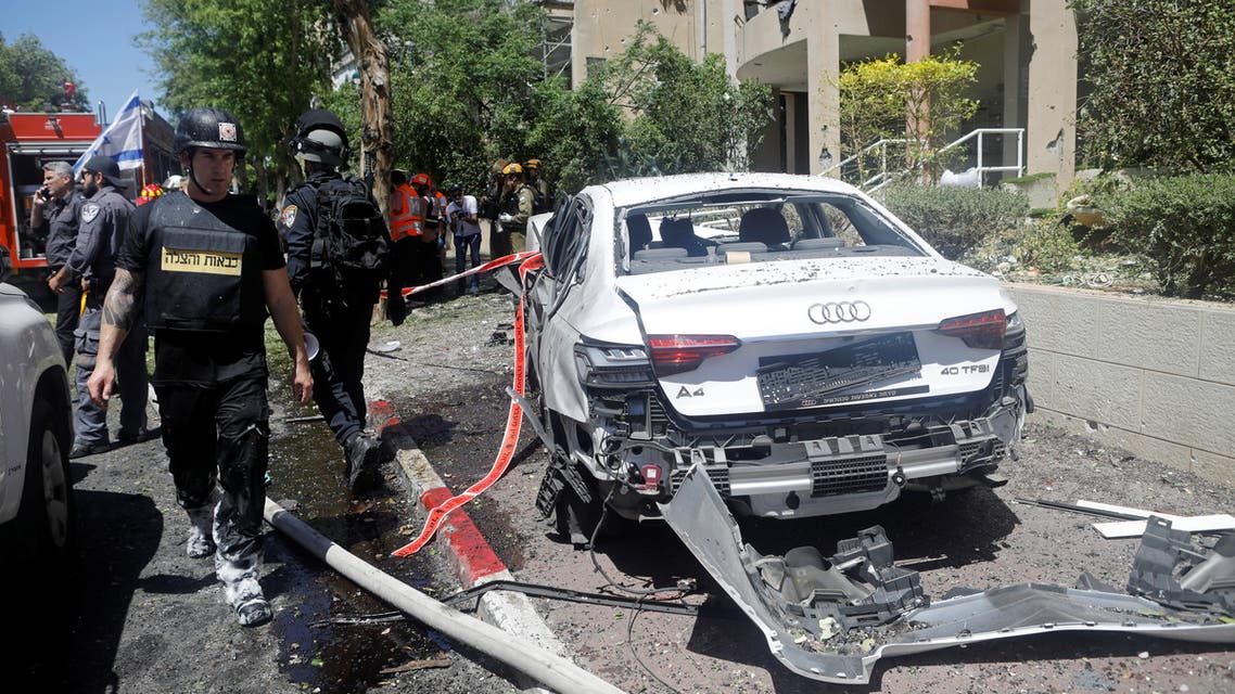 سيارة مدمرة في تل أبيب بفعل صاروخ (رويترز)