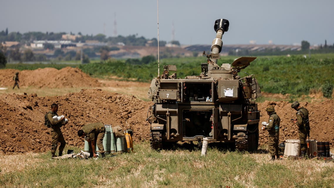 دبابة إسرائيلية على حدود قطاع غزة (رويترز)