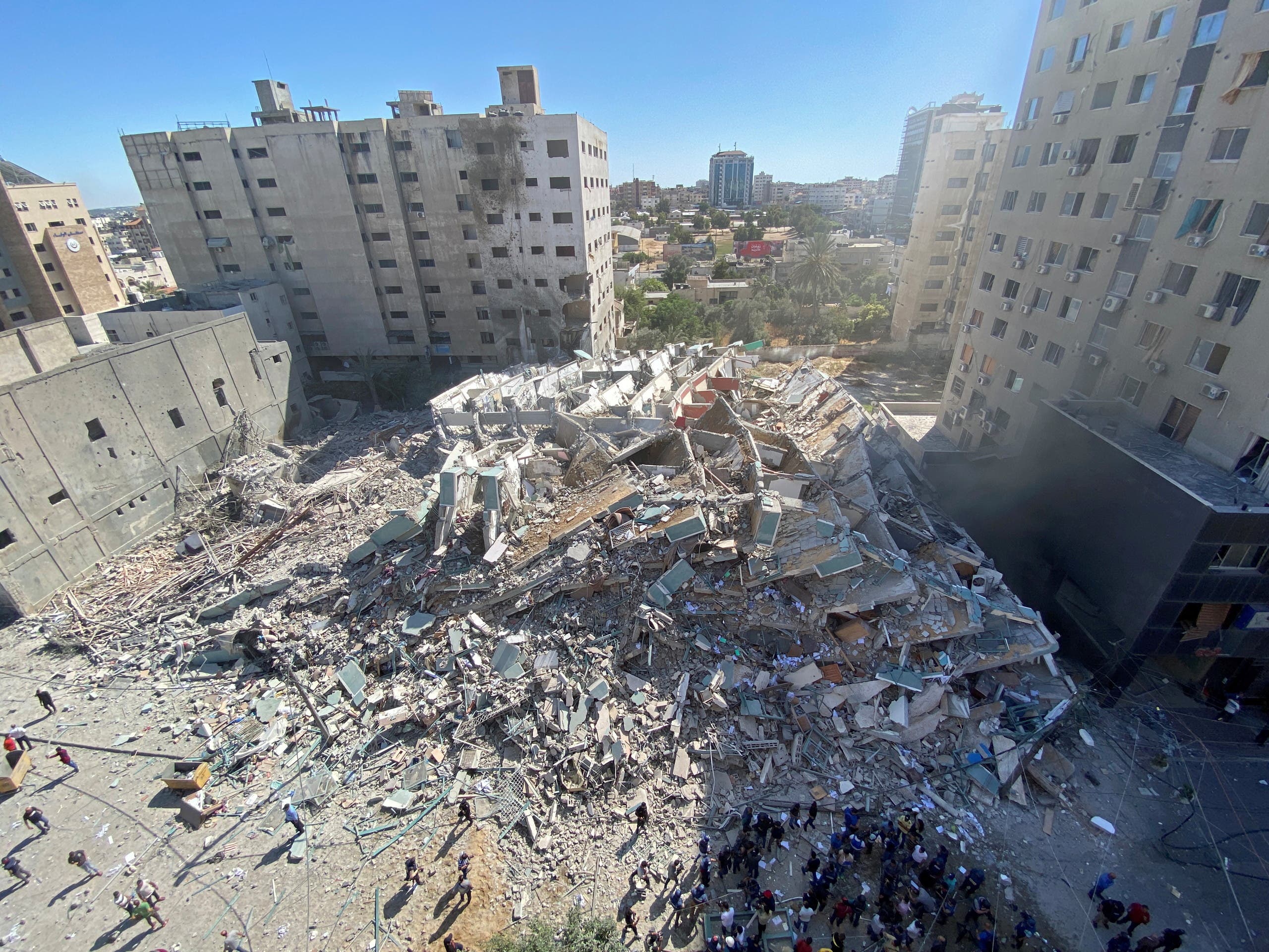 برج الجلاء في غزة الذي يحوي مكاتب صحفية قصفته إسرائيل ودمرته بالكامل 15 مايو 2021 فرانس برس