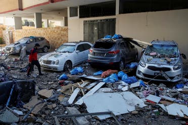 سيارات مدمرة في قصف على غزة (رويترز)