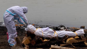 الهند.. وثيقة حكومية تقر بإلقاء جثث ضحايا كورونا بالأنهار
