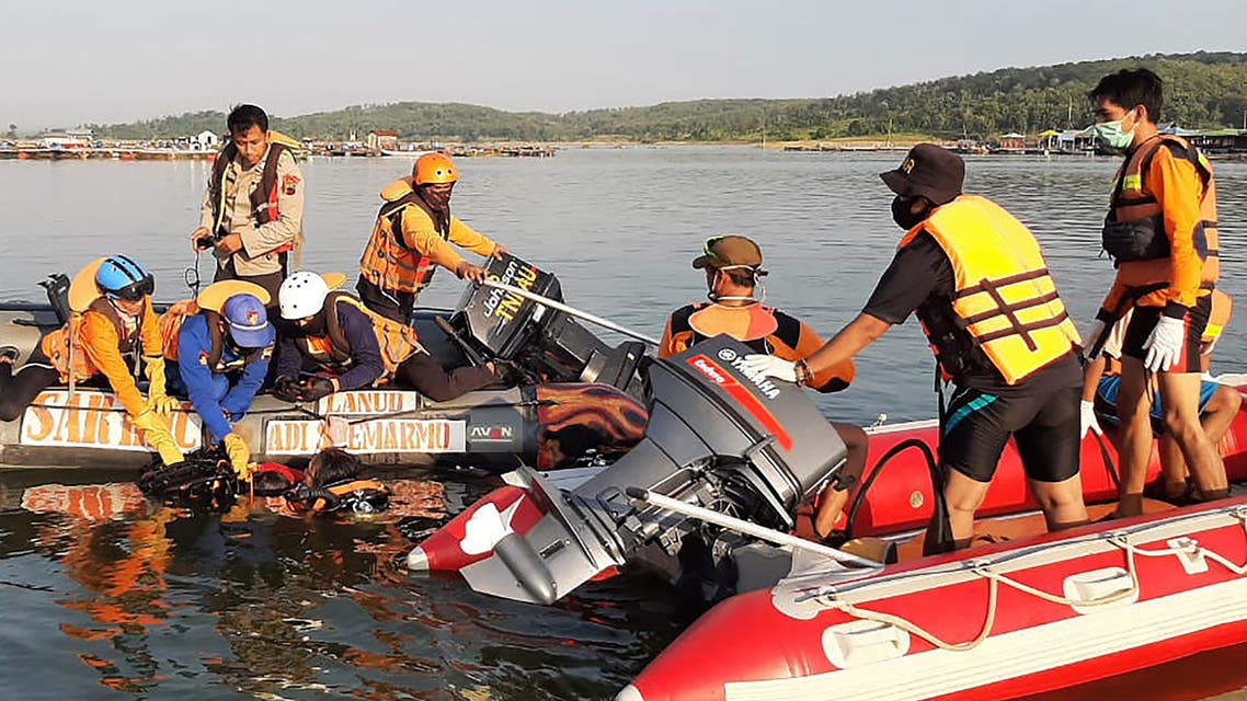 This handout photo taken on May 16, 2021 and released by National Search and Rescue Agency (BASARNAS) shows rescuers searching for victims after a boat carrying 20 holiday-makers capsized on May 15 at a reservoir in Boyolali, Central Java.