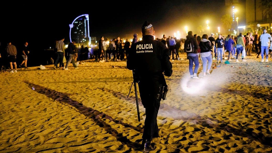 Police officers evict groups of more than six people at Barceloneta beach, as the state of emergency was lifted a week ago in Barcelona, Spain, May 16, 2021. (Reuters/Nacho Doce)