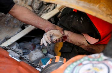 البحث عن ناجين وجثث تحت انقاض مبنى مهدم في غزة بسبب القصف الإسرائيلي