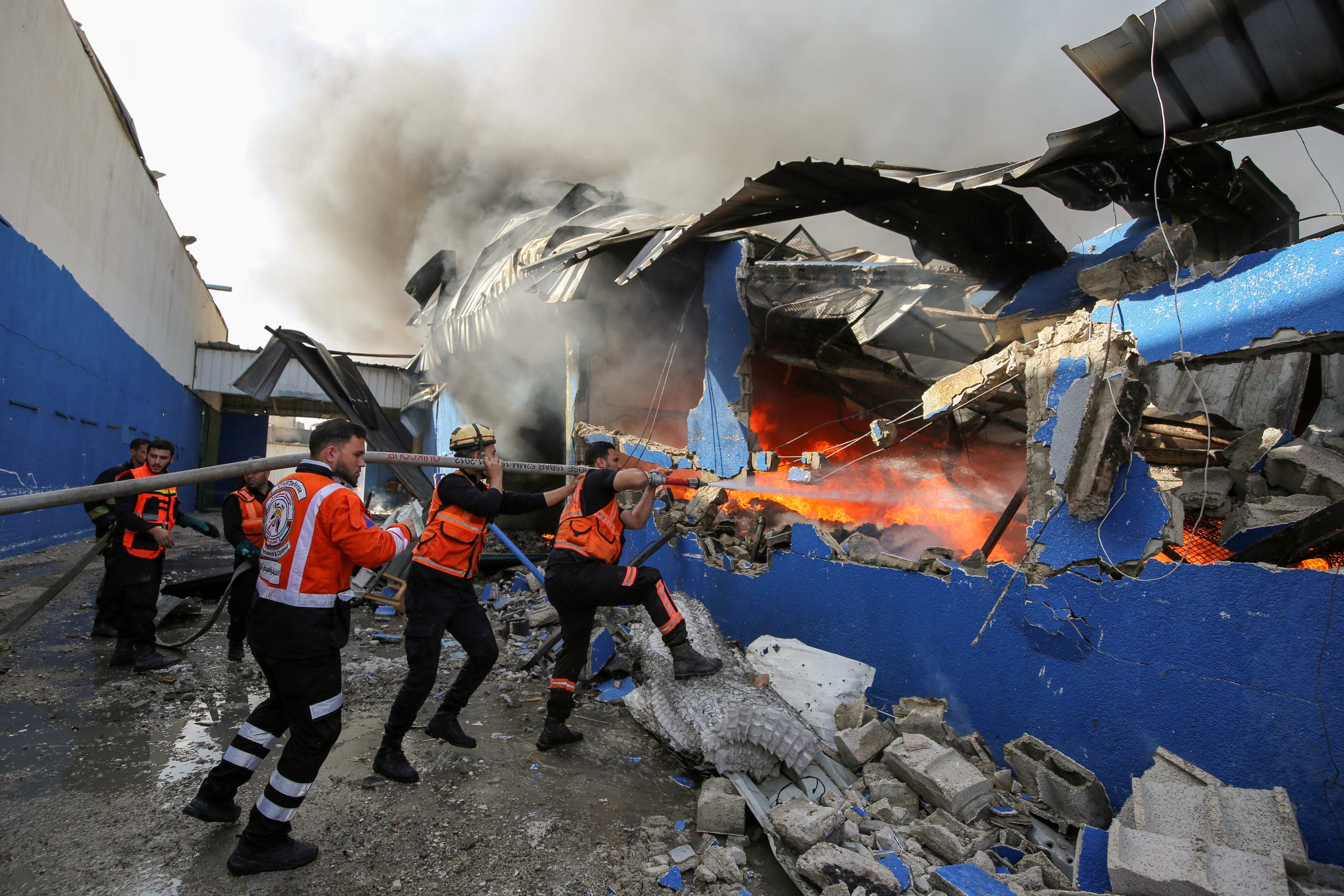 آتش سوزی در یک کارخانه کف سازی فلسطین در شمال غزه در نتیجه بمباران توپخانه توسط اسرائیل