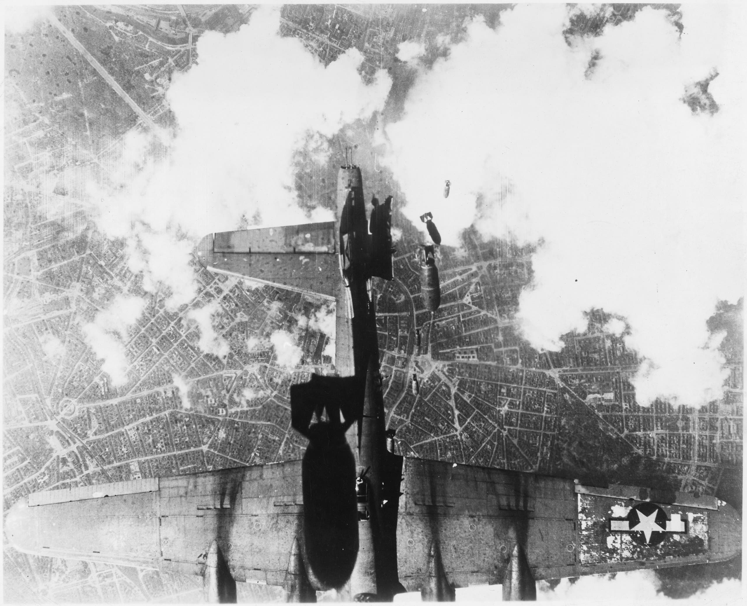 صورة لإحدى عمليات قصف برلين بالحرب العالمية الثانية