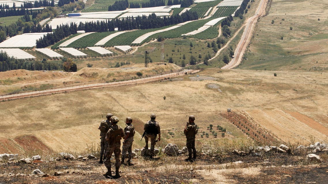 عناصر من الجيش اللبناني عند  الحدود اللبنانية الإسرائيلية (رويترز)