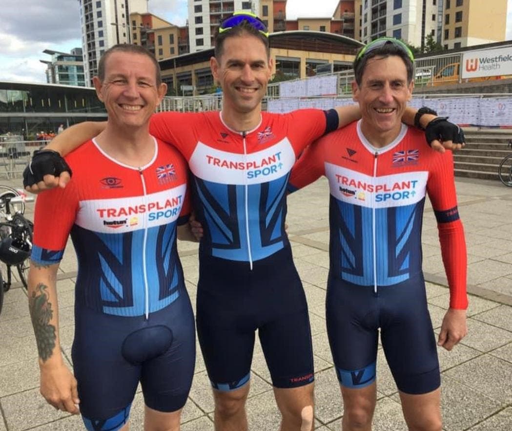 Julian Panter has now competed in a charity triathlon to raise $20,000 for organ transplant charities in memory of his late brother-in-law Tom Jenkins (center). (Supplied)