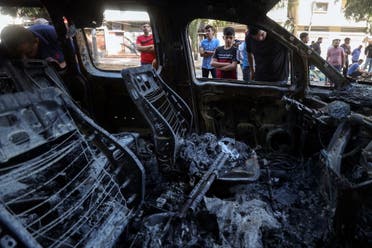سيارة محترقة إثر القصف على غزة (رويترز)