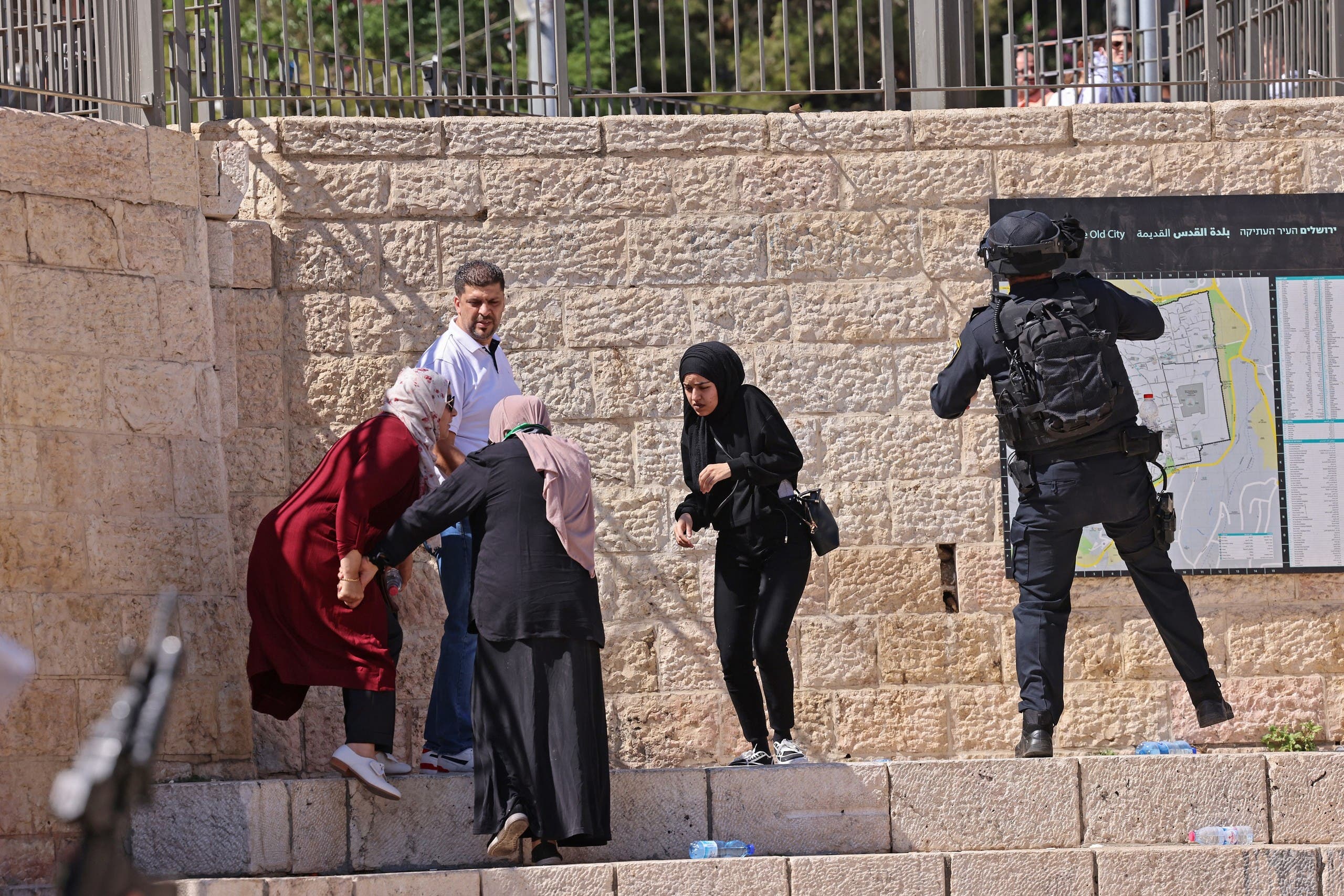 مواجهات في القدس الشرقية بين محتجين فلسطينيين والشرطة الإسرائيلية