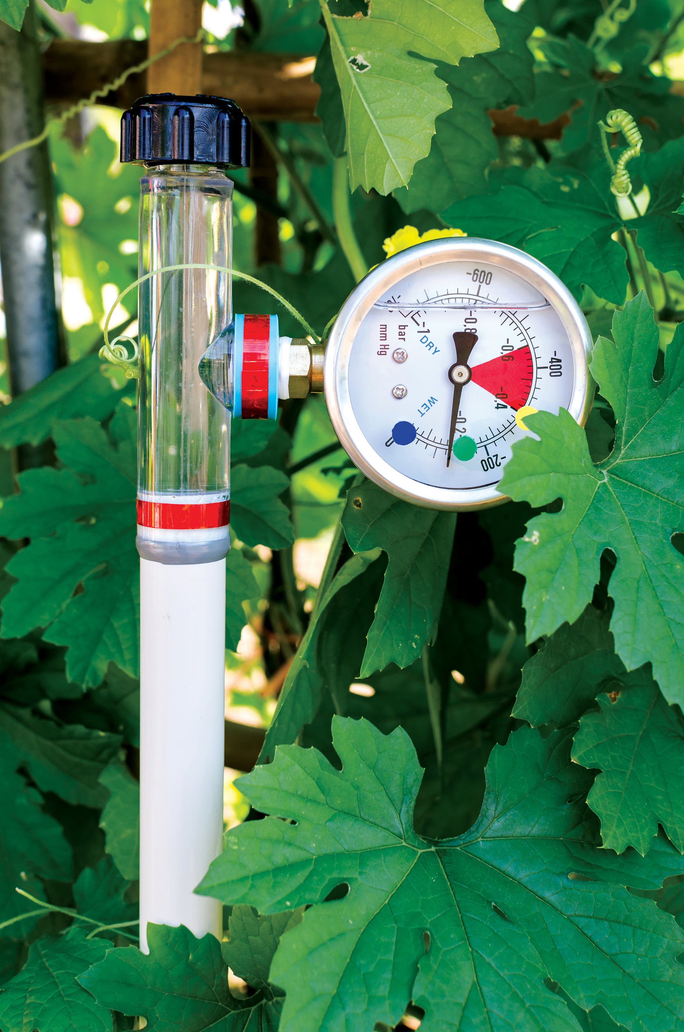 جهاز لقياس رطوبة التربة يعمل بالطاقة الشمسية.