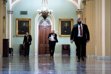 السياسيون والموظفون يرتدون كمامات داخل أروقة الكونغرس