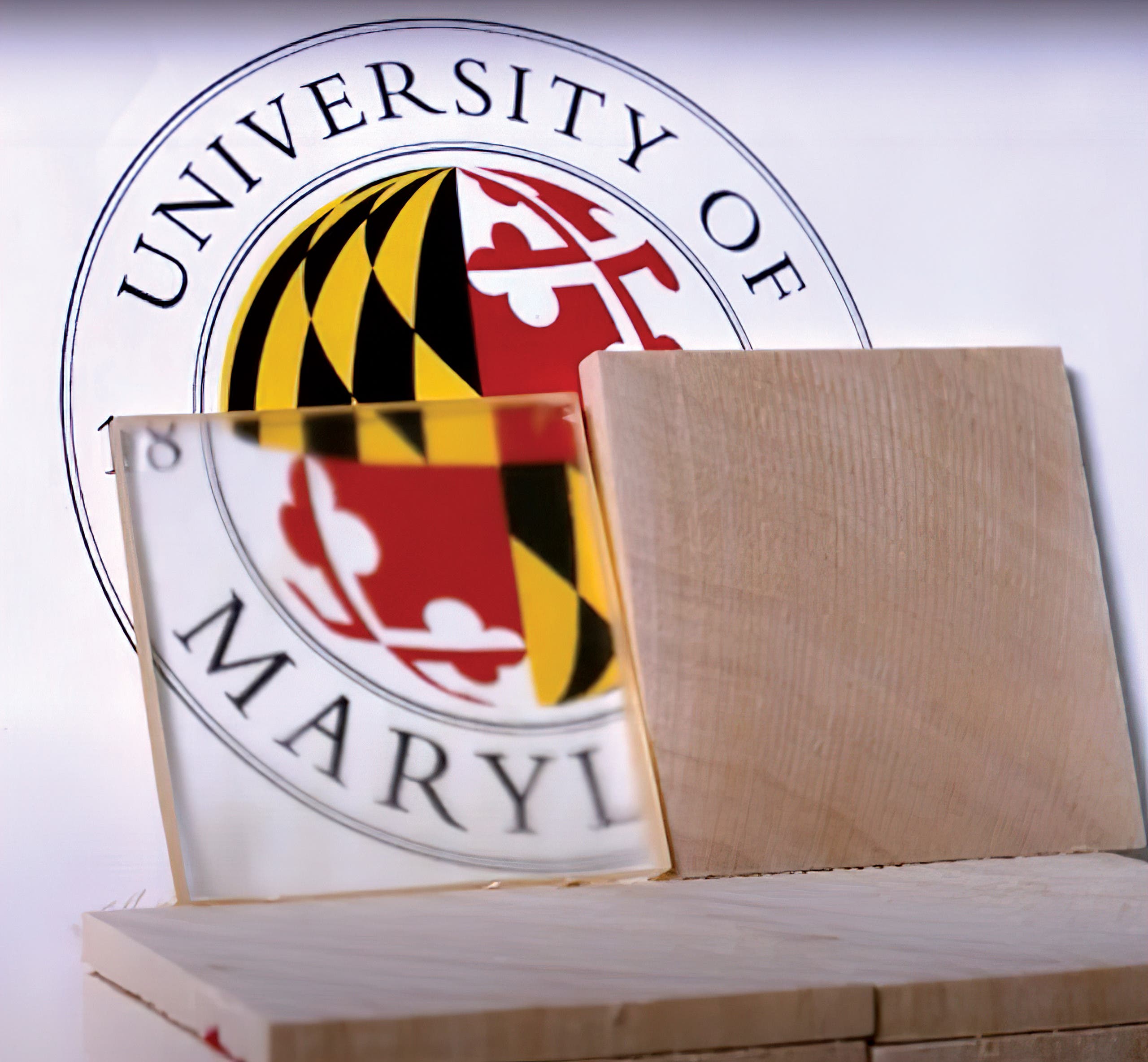 الطريقة الجديدة المحسَّنة لصناعة الخشب الشفّاف، التي اقترحها باحثو جامعة ميريلاند، لا تحتاج إلى التسخين أو أي استهلاك كبير آخر للطاقة، كالذي تستهلكه صناعة الزجاج