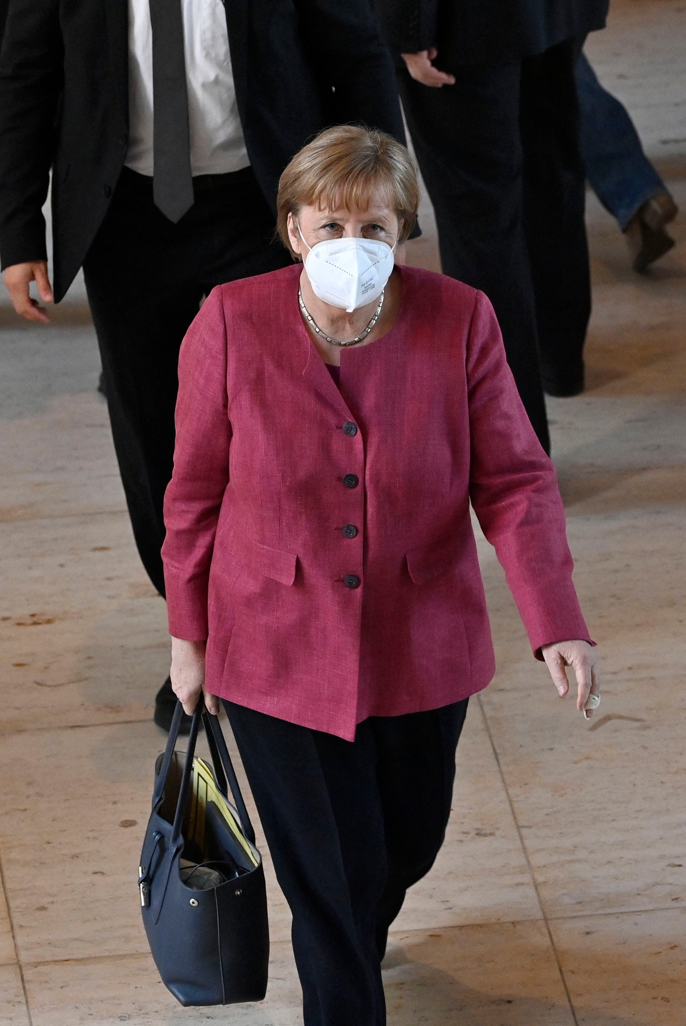 ميركل تصل لمبنى البرلمان الألماني في أبريل الماضي خلال جلسة تصويت متصلة بوباء كورونا