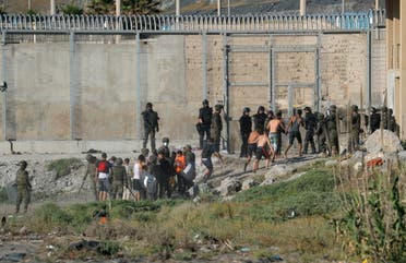 مهاجرون في المغرب يحاولون الدخول إلى جيب سبتة الاسباني