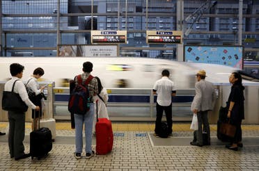 مسافرون في محطة في كيوتو ينتظرون قطار الـ"شينكانسن"