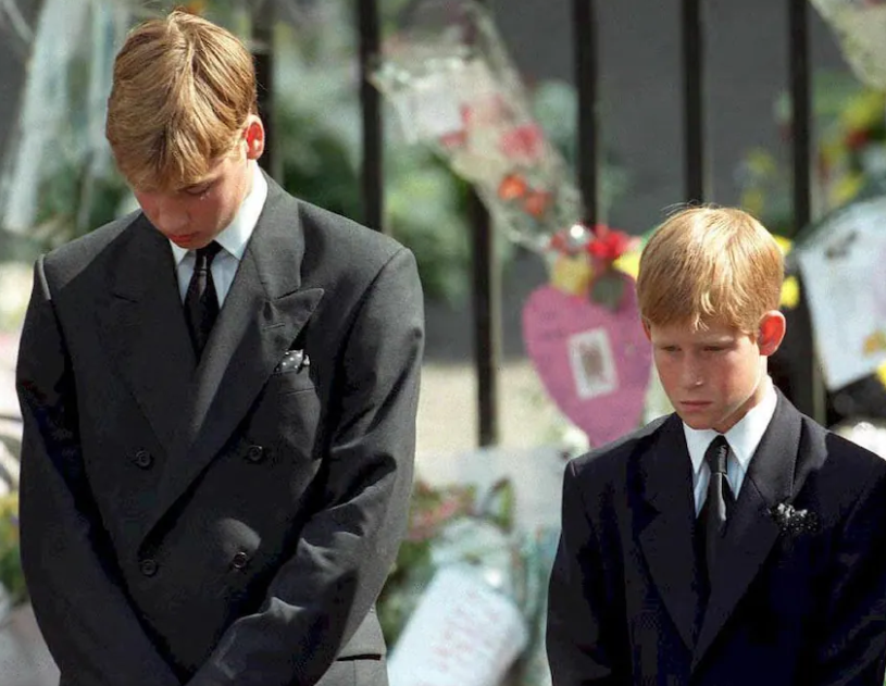 الأميران البريطانيان ويليام وهاري يحنيان رأسيهما بينما يتم إخراج نعش والدتهما بعد جنازتها في 6 سبتمبر 1997 