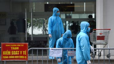 Medical workers in protective suits stand outside a quarantined building amid the coronavirus disease (COVID-19) outbreak in Hanoi, Vietnam, January 29, 2021. (File Photo: Reuters)