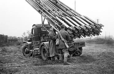 جنود سوفيت رفقة قاذفات صواريخ الكاتيوشا بالحرب العالمية