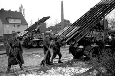 صورة لجنود سوفيت بصدد شحن قاذفات صواريخ الكاتيوشا