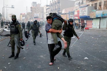 نقل عنصر أمني مصاب أمس في تظاهرات بغداد