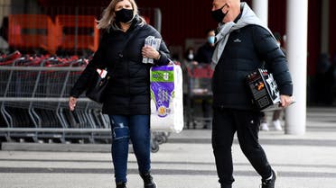 People carry their shopping at a wholesale supermarket in Melbourne on May 27, 2021, as the city was ordered into a snap week-long lockdown with officials blaming a sluggish vaccine rollout and hotel quarantine failures for another virus outbreak. (File photo: AFP)