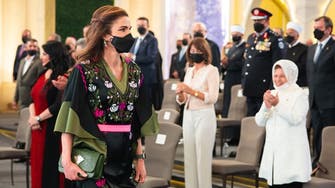 الملكة رانيا وابنتها إيمان تتكاملان بالإطلالة والأناقة