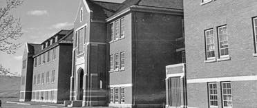 المبنى الإداري الرئيسي في مدرسة كاملوبس الداخلية للهنود حوالي عام 1970