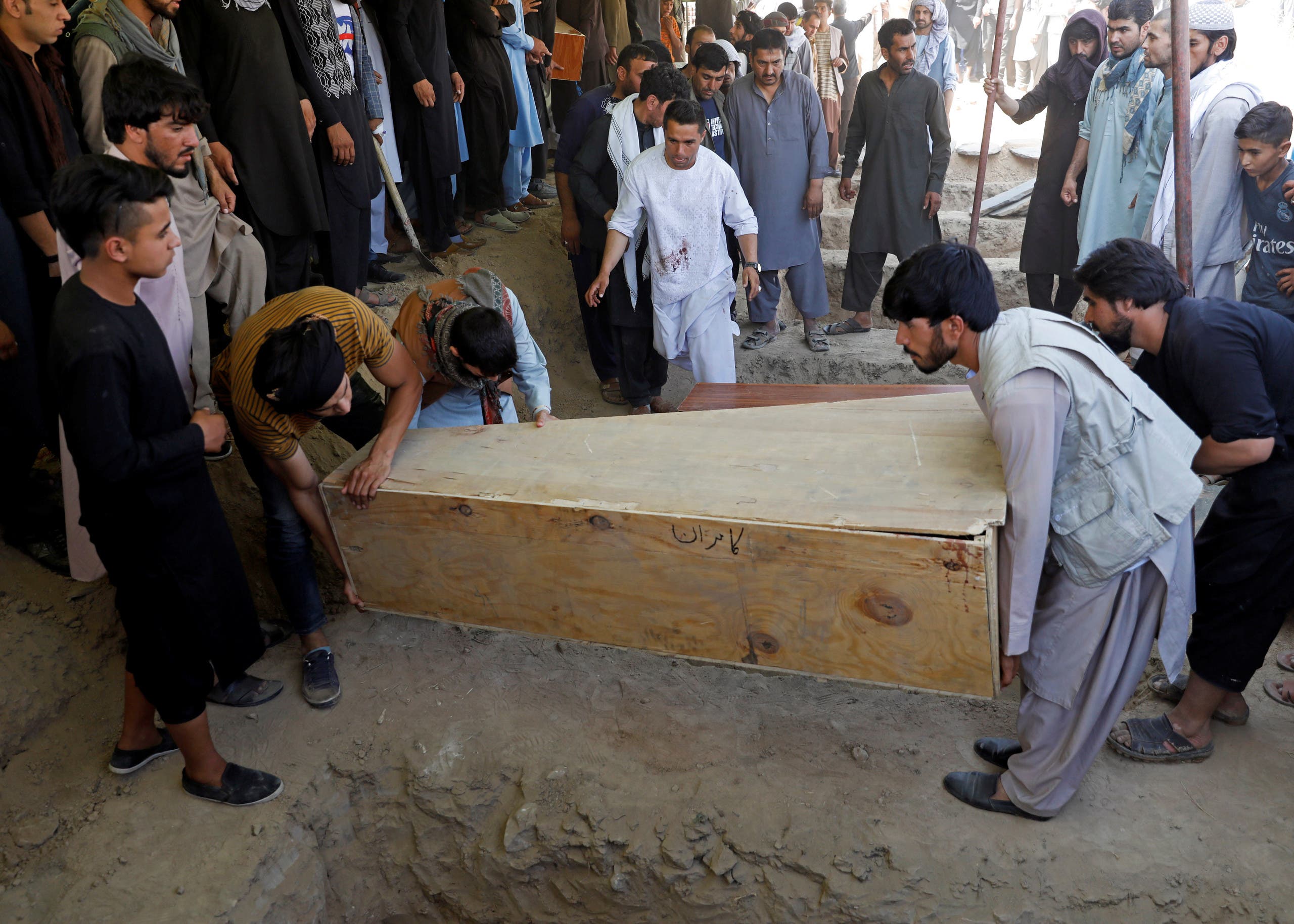 دفن ضحايا مدنيين وقعوا في تفجير استهدف زفافا في كابول في 2019