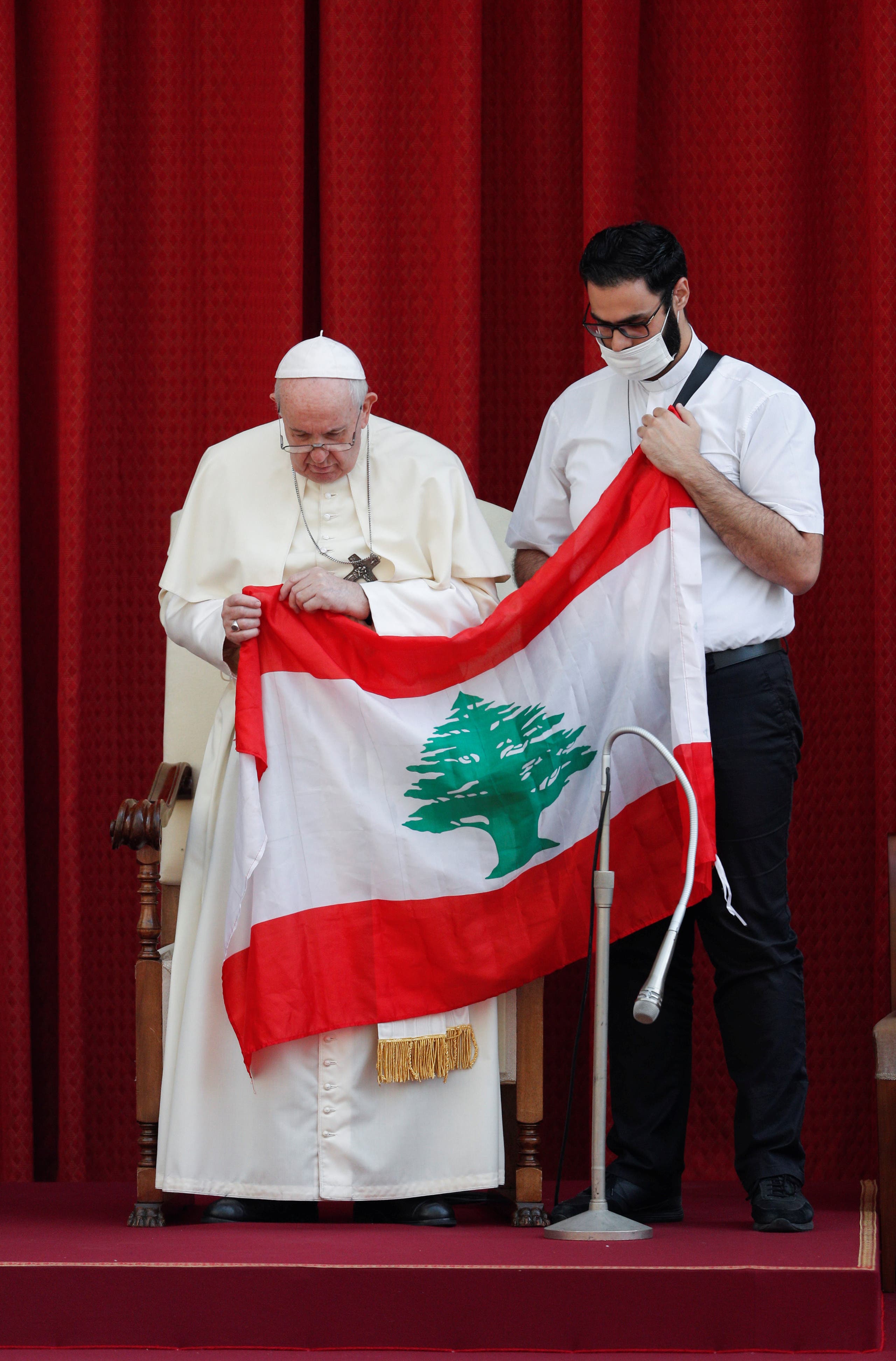البابا يحمل علم لبنان في سبتمبر الماضي في الفاتيكان