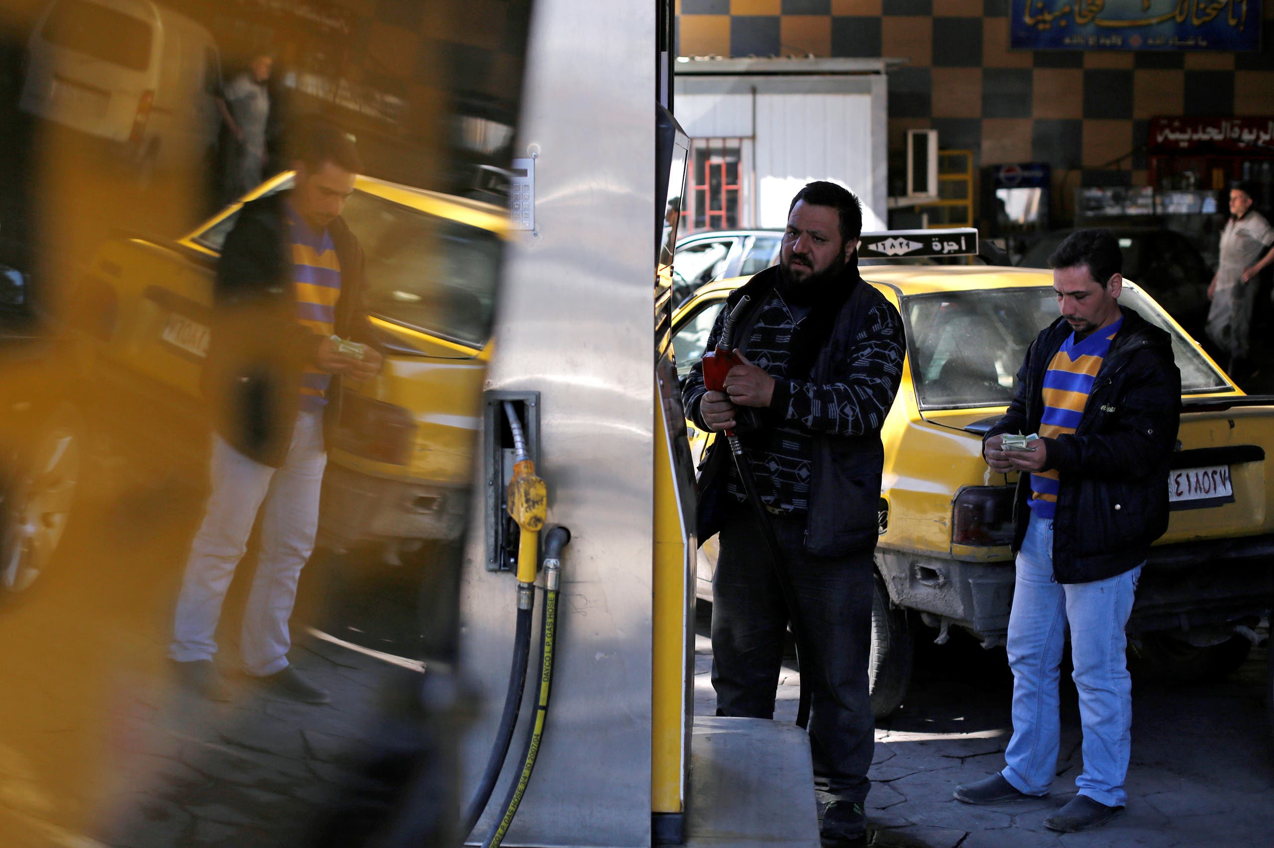رجل يتزود بالوقود في محطة بدمشق (أرشيفية)