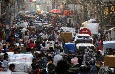 People walk at a crowded market amidst the spread of the coronavirus disease (COVID-19), in the old quarters of Delhi, India, April 6, 2021. (File Photo: Reuters)