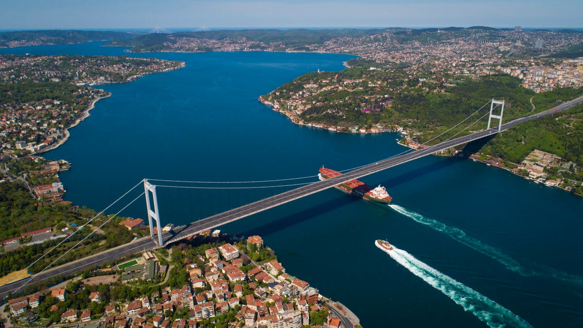 تركيا تغلق مضيقي البوسفور والدردنيل أمام السفن الحربية