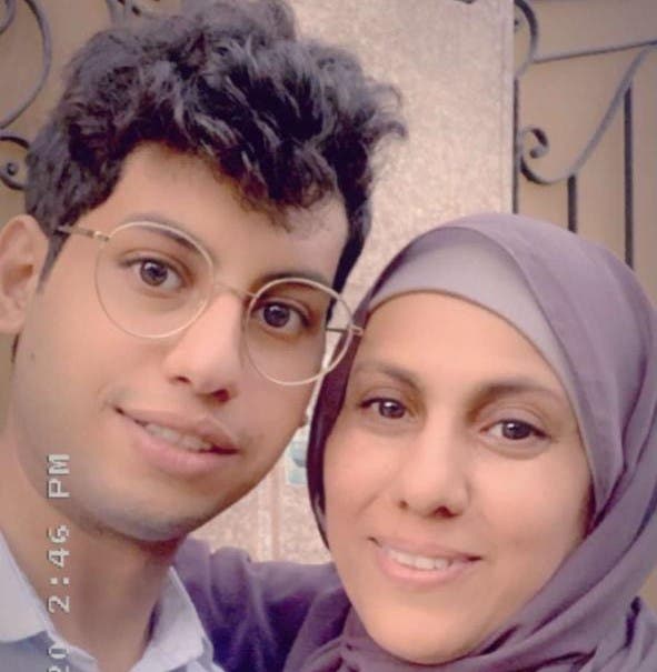 عبدالرحمن مع والدته