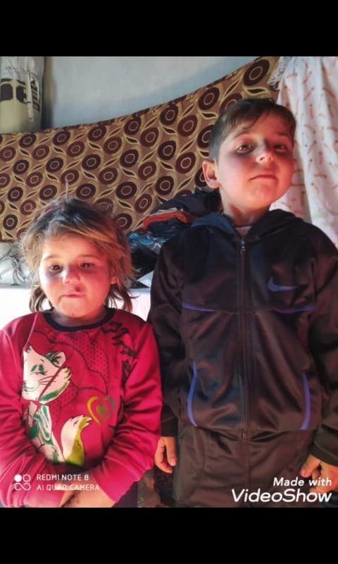 الطفلة السورية المتوفاة نهلة العثمان مع شقيقها