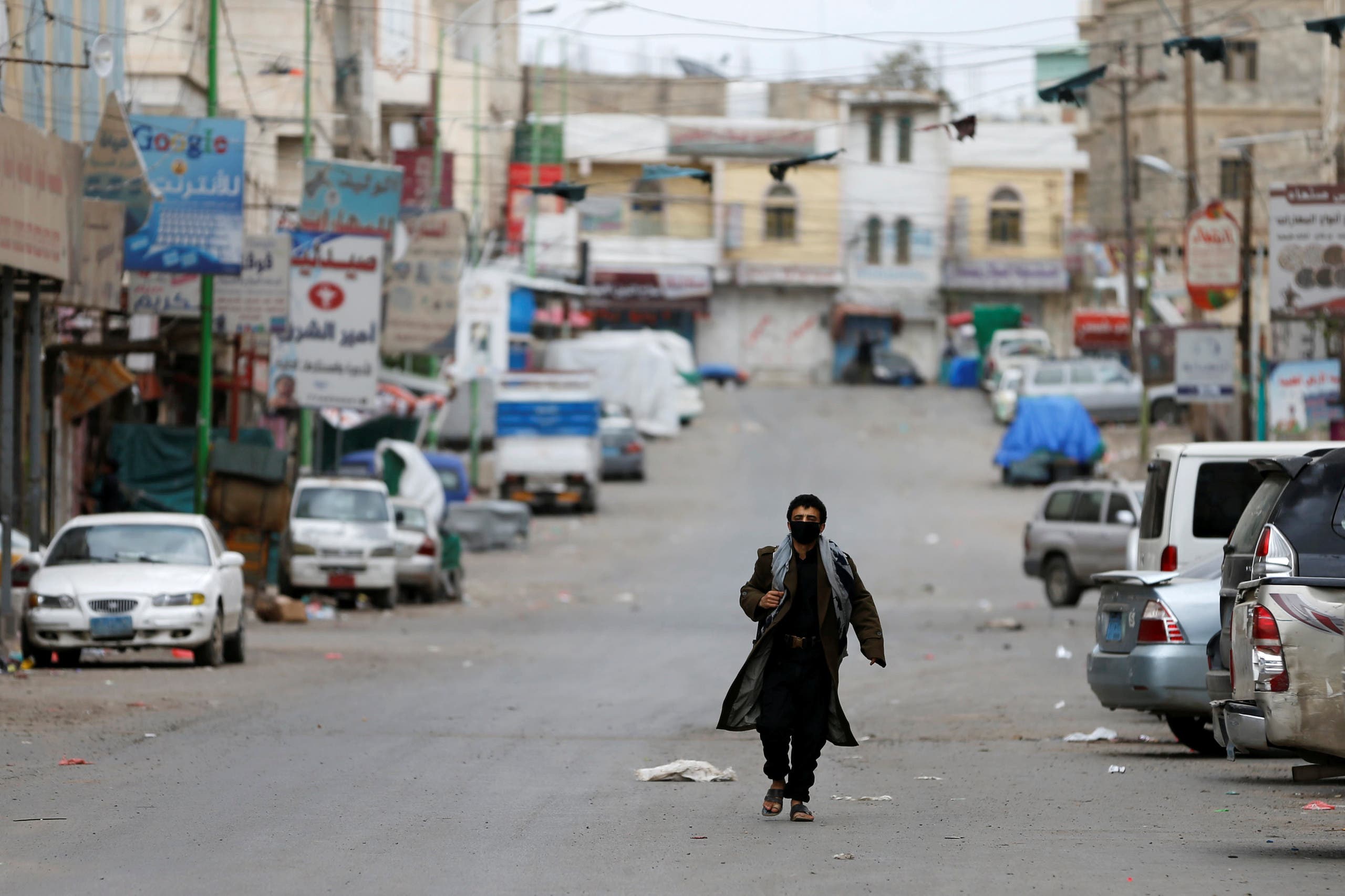 شوارع خالية في صنعاء بسبب الوباء (رويترز)