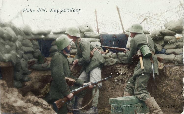 صورة ملونة اعتمادا على التقنيات الحديثة لعدد من الجنود الألمان بالخنادق خلال الحرب العالمية الأولى