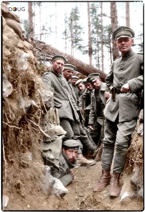 صورة ملونة اعتمادا على التقنيات الحديثة لجنود ألمان بالحرب العالمية الأولى