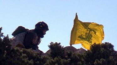 عنصر من حزب الله على  الحدود البنانية السورية 