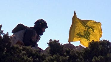 عنصر من حزب الله على  الحدود البنانية السورية (أرشيفية- فرانس برس)