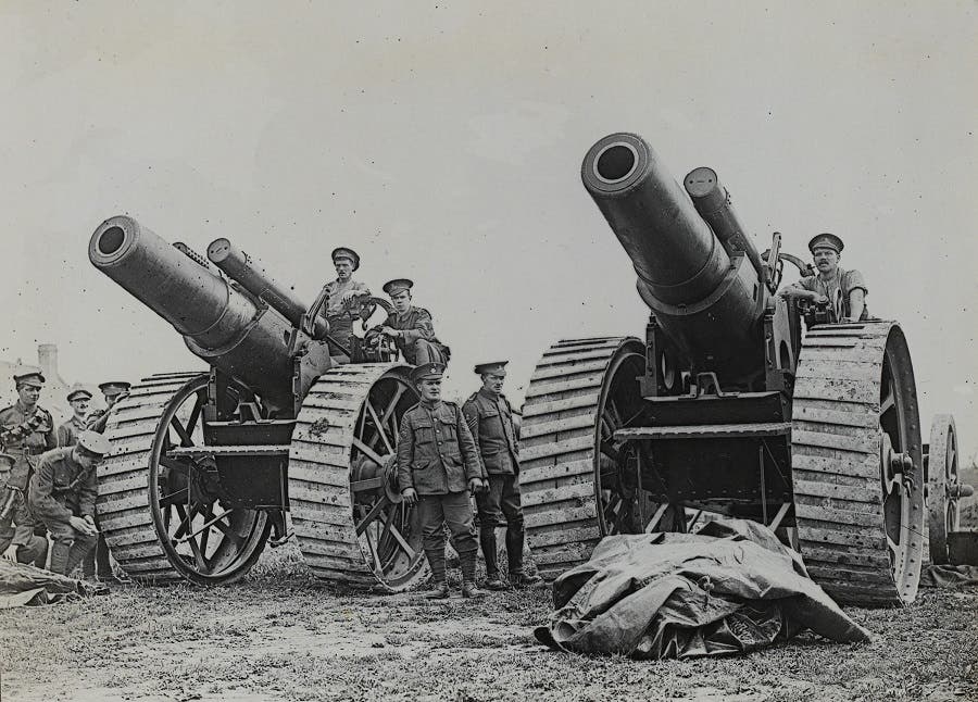 صورة لعدد من المدافع البريطانية خلال الحرب العالمية الأولى